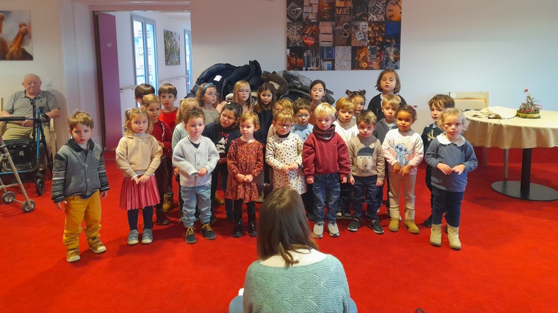 Actualité Résidence Saint Gildas les enfants chantent Noël